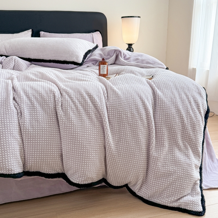 91家纺网 家纺一手货源 找家纺 KA家纺 2025冬兔毛边阳离子提花牛奶绒四件套 温雅系列 温雅紫