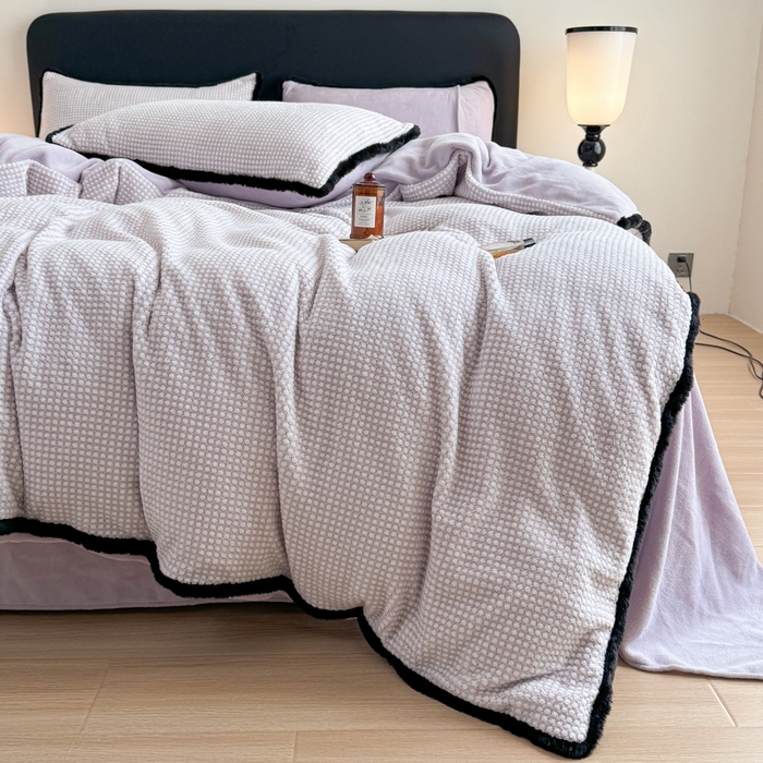 91家纺网 家纺一手货源 找家纺 KA家纺 2025冬兔毛边阳离子提花牛奶绒四件套 温雅系列 温雅紫