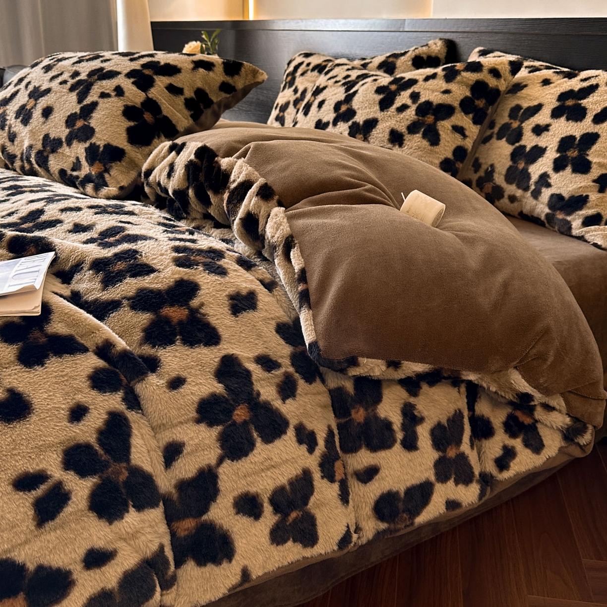 91家纺网 家纺一手货源 找家纺 金阳光家纺 2025新款A类高克重兔毛绒保暖印花牛奶绒四件套 美拉德系列 美拉德-豹纹咖