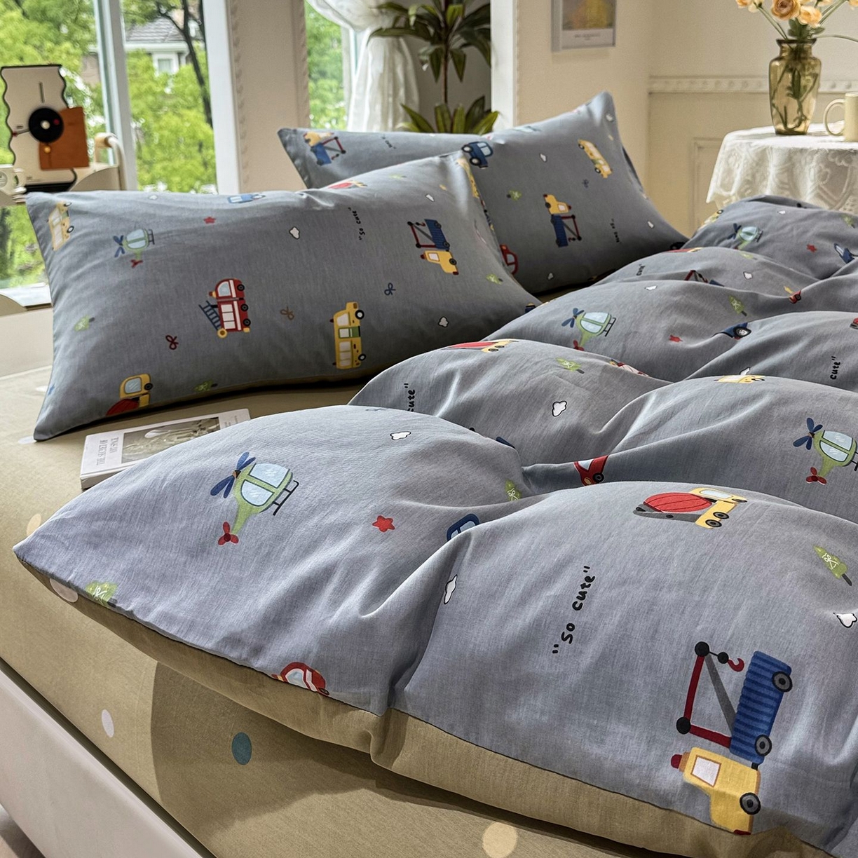 91家纺网 家纺一手货源 找家纺 缦纱 2025新款全棉纯棉小清新喷气13372印花40支纯棉四件套 卡车乐园-灰