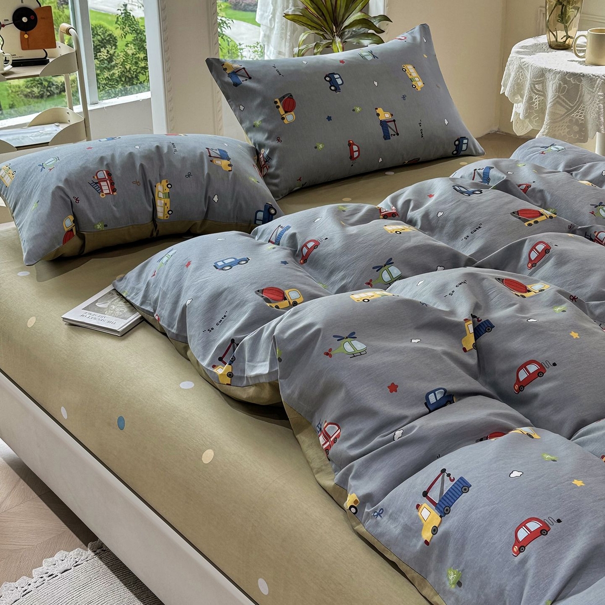 91家纺网 家纺一手货源 找家纺 缦纱 2025新款全棉纯棉小清新喷气13372印花40支纯棉四件套 卡车乐园-灰