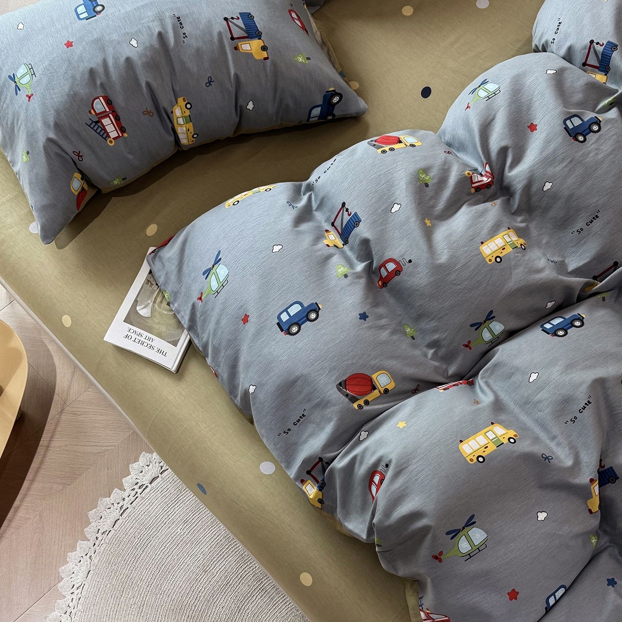 91家纺网 家纺一手货源 找家纺 缦纱 2025新款全棉纯棉小清新喷气13372印花40支纯棉四件套 卡车乐园-灰