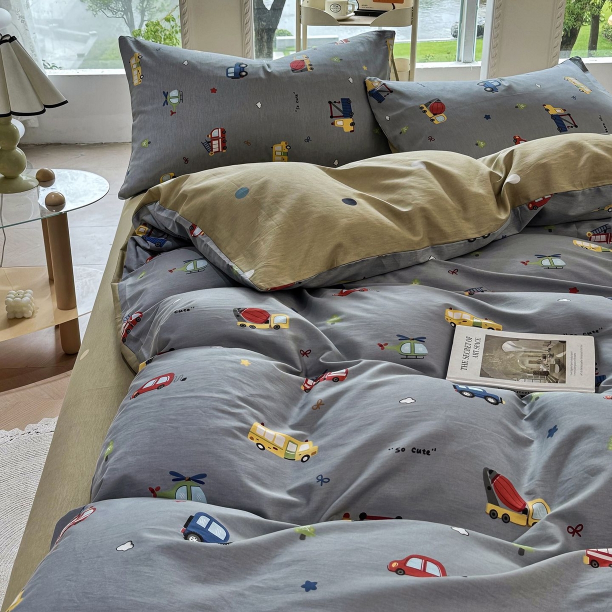 91家纺网 家纺一手货源 找家纺 缦纱 2025新款全棉纯棉小清新喷气13372印花40支纯棉四件套 卡车乐园-灰