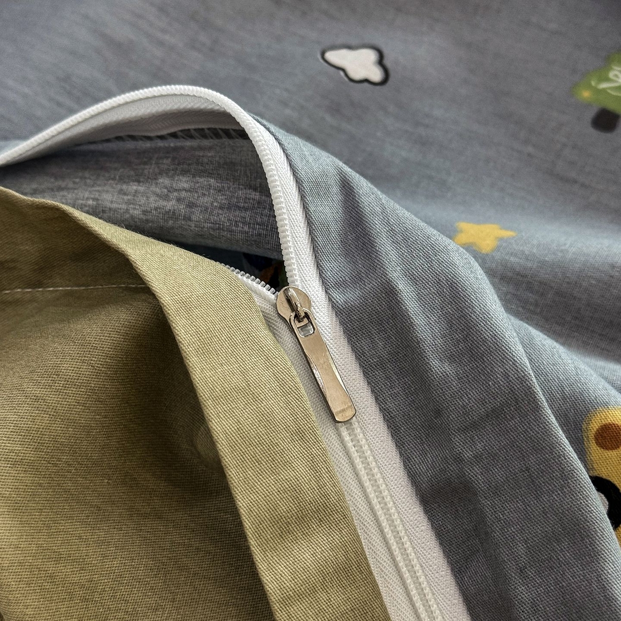 91家纺网 家纺一手货源 找家纺 缦纱 2025新款全棉纯棉小清新喷气13372印花40支纯棉四件套 卡车乐园-灰