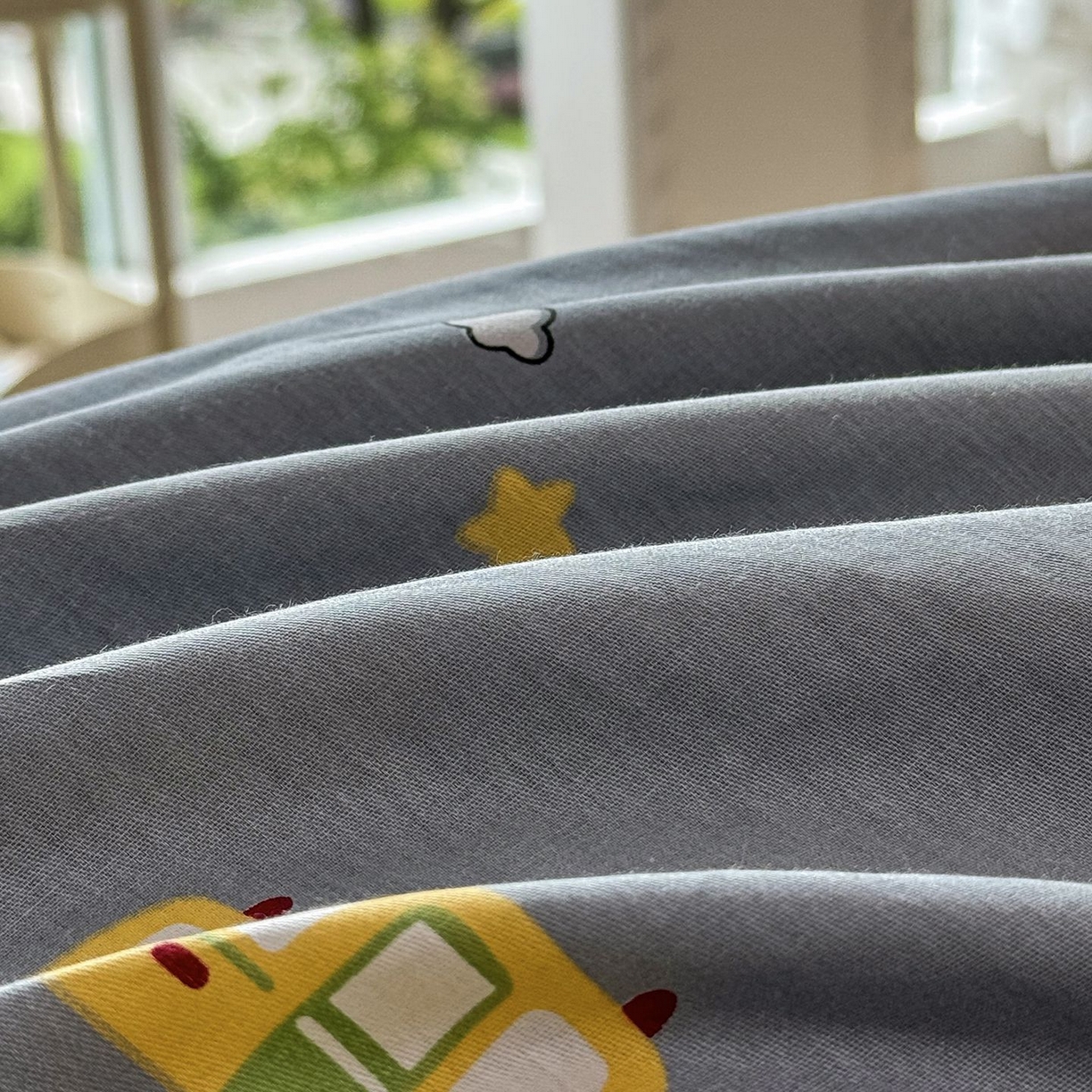 91家纺网 家纺一手货源 找家纺 缦纱 2025新款全棉纯棉小清新喷气13372印花40支纯棉四件套 卡车乐园-灰