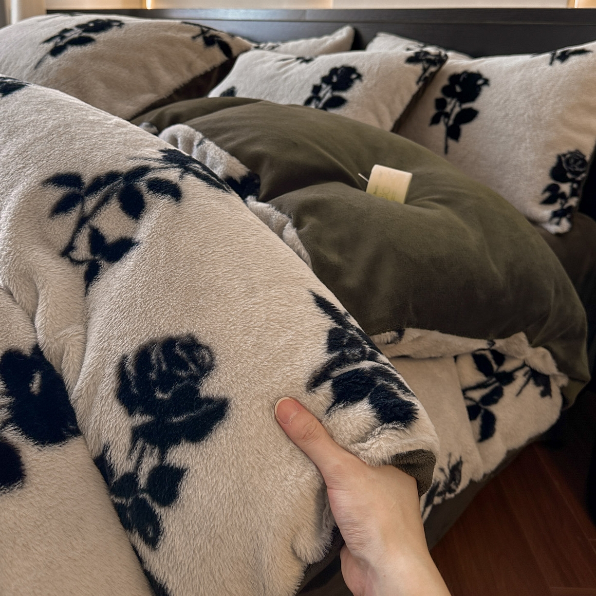 91家纺网 家纺一手货源 找家纺 金阳光家纺 2025新款A类高克重兔毛绒保暖印花牛奶绒四件套 美拉德系列 美拉德-玫瑰白