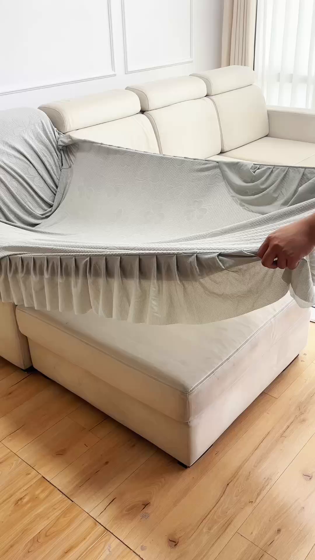 91家纺网 家纺一手货源 找家纺 千彤沙发垫  2025新款防滑防尘优雅百褶裙边全包款沙发笠沙发套罩--三叶草系列 浅灰