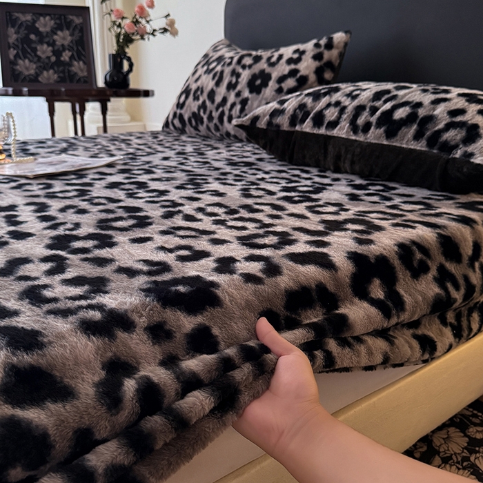 91家纺网 家纺一手货源 找家纺 绒世界 2025秋冬加厚兔绒床笠 兔绒床笠-豹纹灰