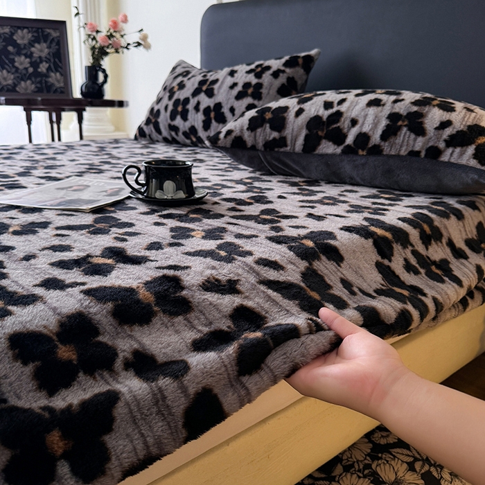 91家纺网 家纺一手货源 找家纺 绒世界 2025秋冬加厚兔绒床笠 兔绒床笠-羽蝶灰