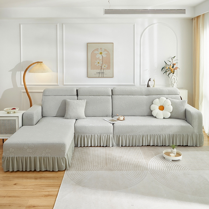 91家纺网 家纺一手货源 找家纺 千彤沙发垫  2025新款防滑防尘优雅百褶裙边全包款沙发笠沙发套罩--三叶草系列 浅灰
