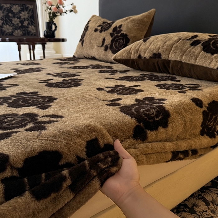 91家纺网 家纺一手货源 找家纺 绒世界 2025秋冬加厚兔绒床笠 兔绒床笠-绽放咖