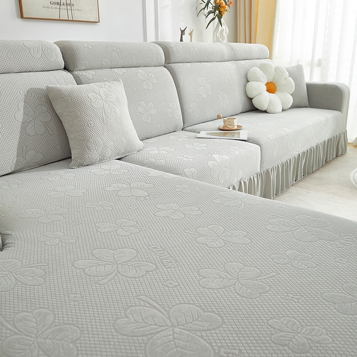 91家纺网 家纺一手货源 找家纺 千彤沙发垫  2025新款防滑防尘优雅百褶裙边全包款沙发笠沙发套罩--三叶草系列 浅灰