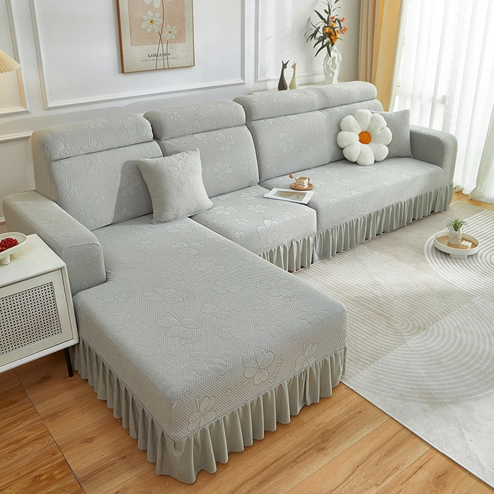 91家纺网 家纺一手货源 找家纺 千彤沙发垫  2025新款防滑防尘优雅百褶裙边全包款沙发笠沙发套罩--三叶草系列 浅灰