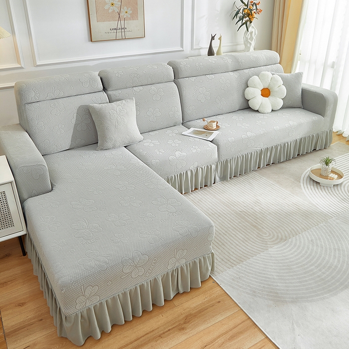 91家纺网 家纺一手货源 找家纺 千彤沙发垫  2025新款防滑防尘优雅百褶裙边全包款沙发笠沙发套罩--三叶草系列 浅灰