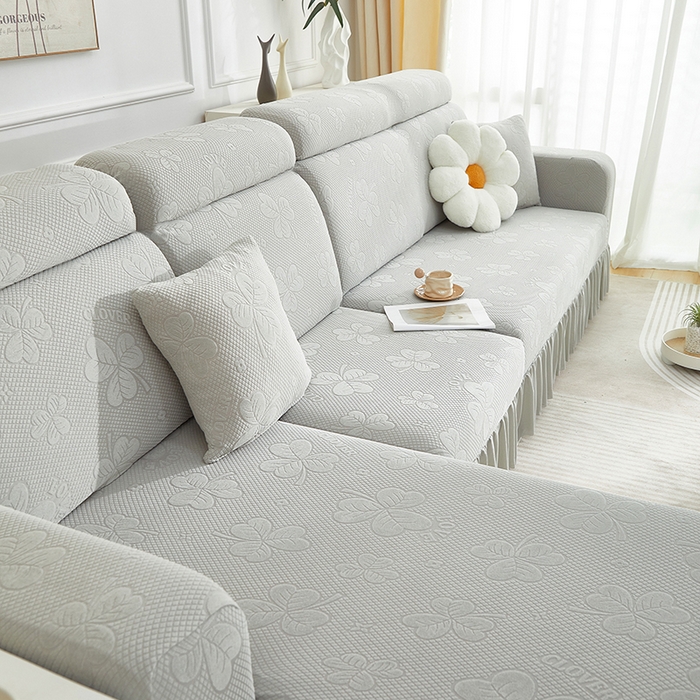 91家纺网 家纺一手货源 找家纺 千彤沙发垫  2025新款防滑防尘优雅百褶裙边全包款沙发笠沙发套罩--三叶草系列 浅灰