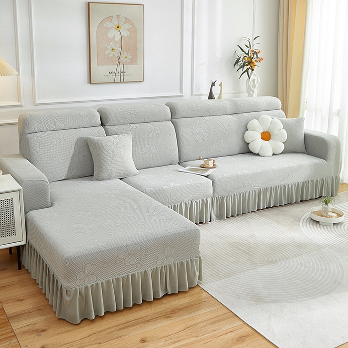 91家纺网 家纺一手货源 找家纺 千彤沙发垫  2025新款防滑防尘优雅百褶裙边全包款沙发笠沙发套罩--三叶草系列 浅灰