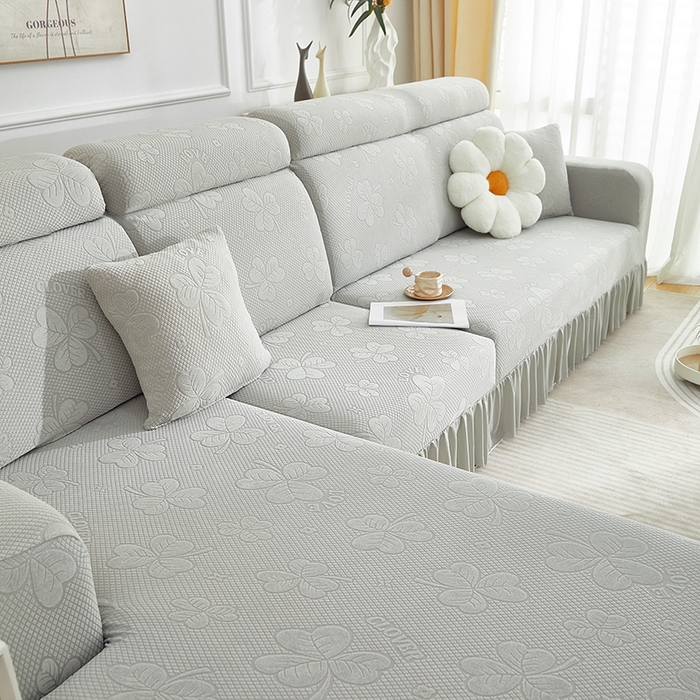91家纺网 家纺一手货源 找家纺 千彤沙发垫  2025新款防滑防尘优雅百褶裙边全包款沙发笠沙发套罩--三叶草系列 浅灰