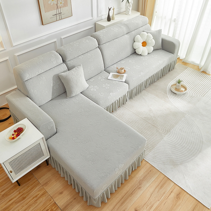 91家纺网 家纺一手货源 找家纺 千彤沙发垫  2025新款防滑防尘优雅百褶裙边全包款沙发笠沙发套罩--三叶草系列 浅灰