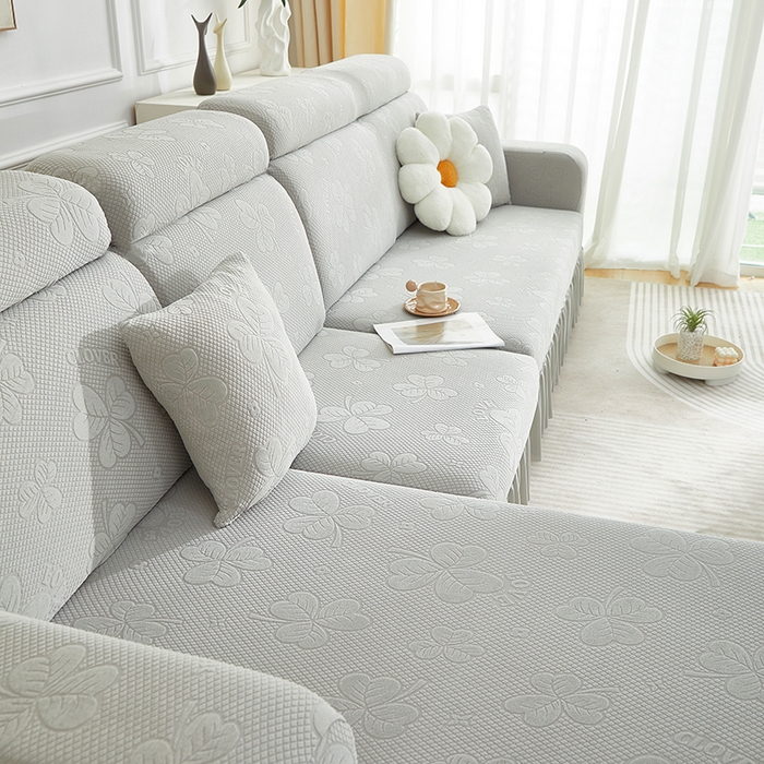 91家纺网 家纺一手货源 找家纺 千彤沙发垫  2025新款防滑防尘优雅百褶裙边全包款沙发笠沙发套罩--三叶草系列 浅灰