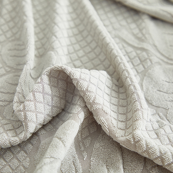 91家纺网 家纺一手货源 找家纺 千彤沙发垫  2025新款防滑防尘优雅百褶裙边全包款沙发笠沙发套罩--三叶草系列 浅灰