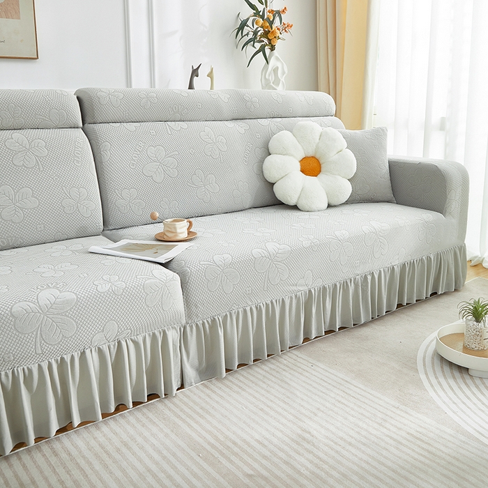 91家纺网 家纺一手货源 找家纺 千彤沙发垫  2025新款防滑防尘优雅百褶裙边全包款沙发笠沙发套罩--三叶草系列 浅灰