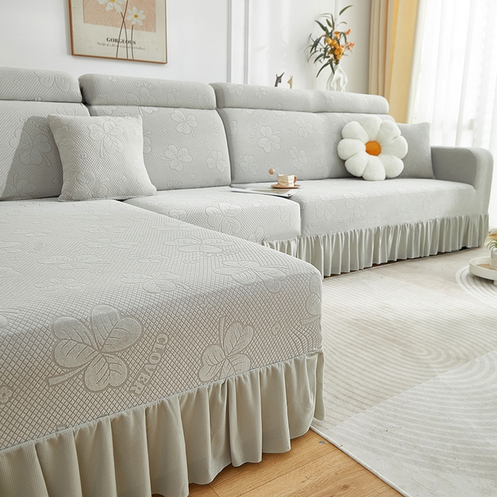 91家纺网 家纺一手货源 找家纺 千彤沙发垫  2025新款防滑防尘优雅百褶裙边全包款沙发笠沙发套罩--三叶草系列 浅灰