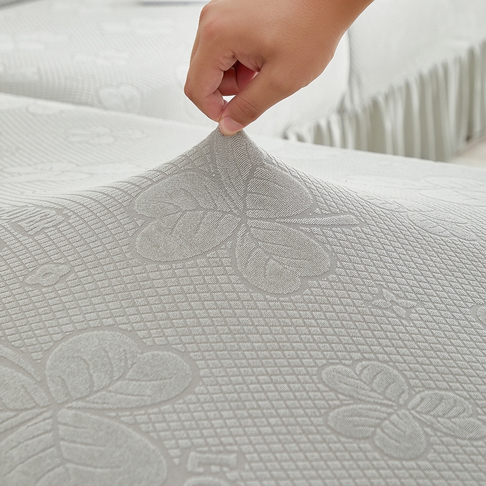 91家纺网 家纺一手货源 找家纺 千彤沙发垫  2025新款防滑防尘优雅百褶裙边全包款沙发笠沙发套罩--三叶草系列 浅灰