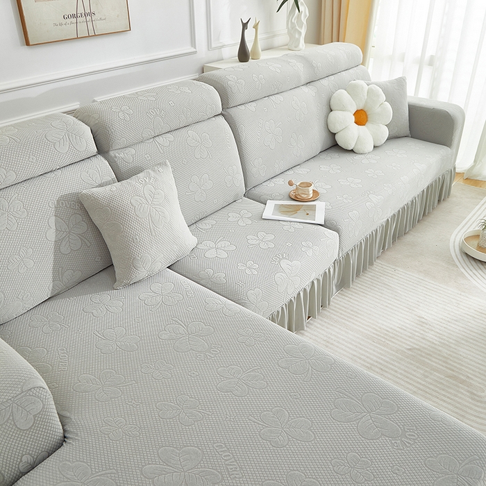 91家纺网 家纺一手货源 找家纺 千彤沙发垫  2025新款防滑防尘优雅百褶裙边全包款沙发笠沙发套罩--三叶草系列 浅灰