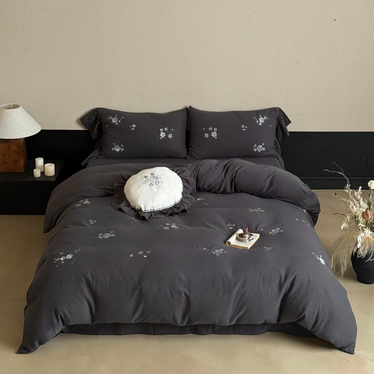 91家纺网 家纺一手货源 找家纺 鹿班家居 2025新款全棉纯棉皱皱纱精密刺绣四件套-蓝盈花海（标准会员-20） 蓝盈花海-灰色