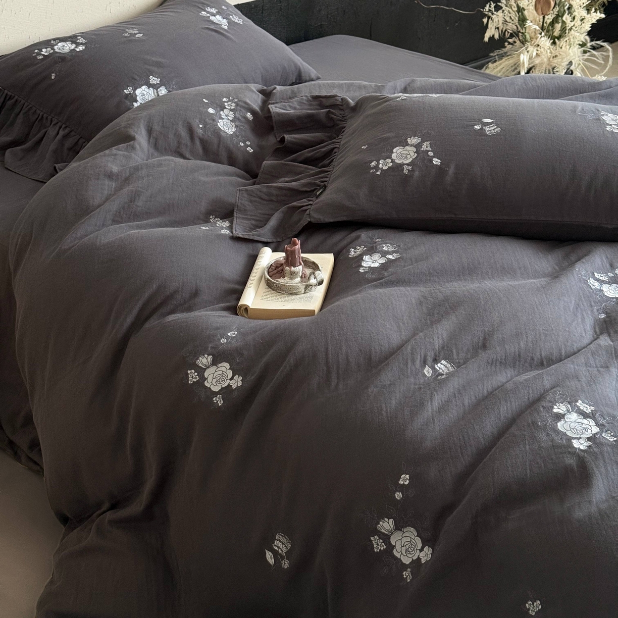 91家纺网 家纺一手货源 找家纺 鹿班家居 2025新款全棉纯棉皱皱纱精密刺绣四件套-蓝盈花海（标准会员-20） 蓝盈花海-灰色