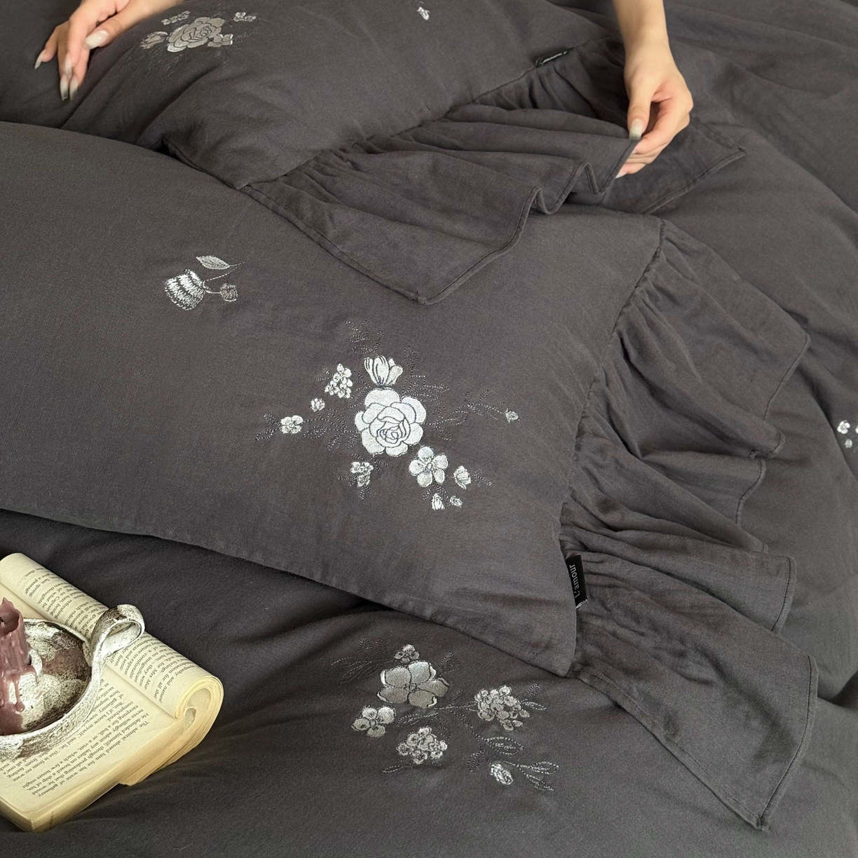 91家纺网 家纺一手货源 找家纺 鹿班家居 2025新款全棉纯棉皱皱纱精密刺绣四件套-蓝盈花海（标准会员-20） 蓝盈花海-灰色