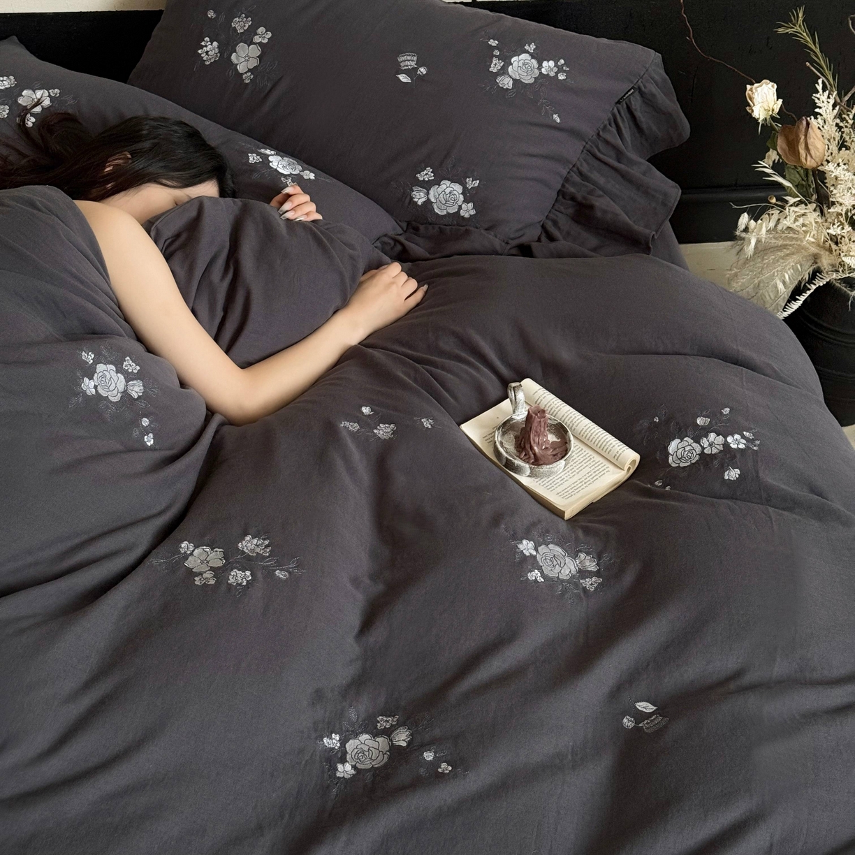 91家纺网 家纺一手货源 找家纺 鹿班家居 2025新款全棉纯棉皱皱纱精密刺绣四件套-蓝盈花海（标准会员-20） 蓝盈花海-灰色