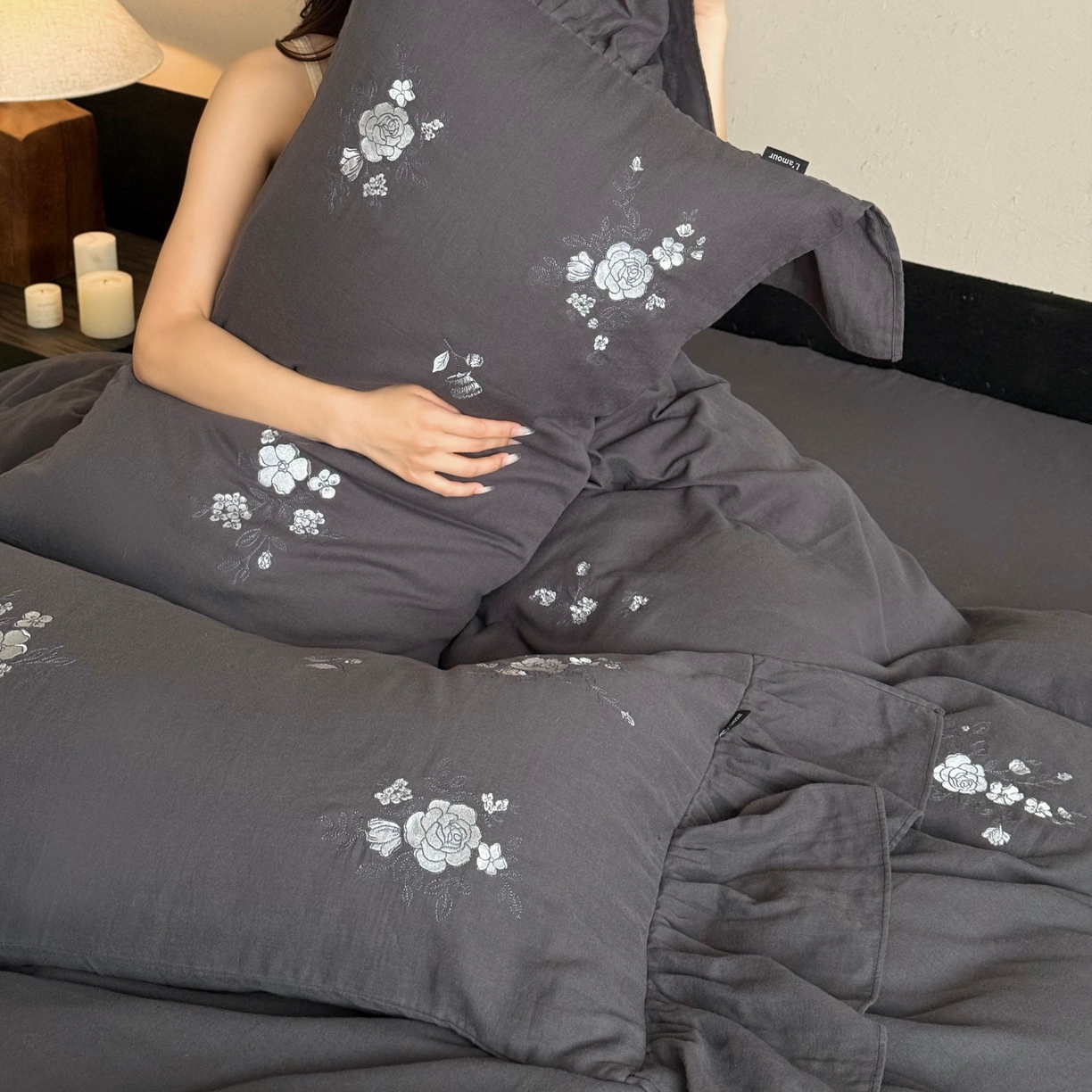 91家纺网 家纺一手货源 找家纺 鹿班家居 2025新款全棉纯棉皱皱纱精密刺绣四件套-蓝盈花海（标准会员-20） 蓝盈花海-灰色