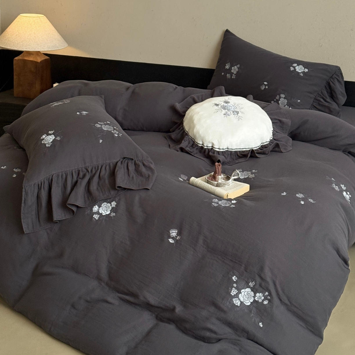 91家纺网 家纺一手货源 找家纺 鹿班家居 2025新款全棉纯棉皱皱纱精密刺绣四件套-蓝盈花海（标准会员-20） 蓝盈花海-灰色