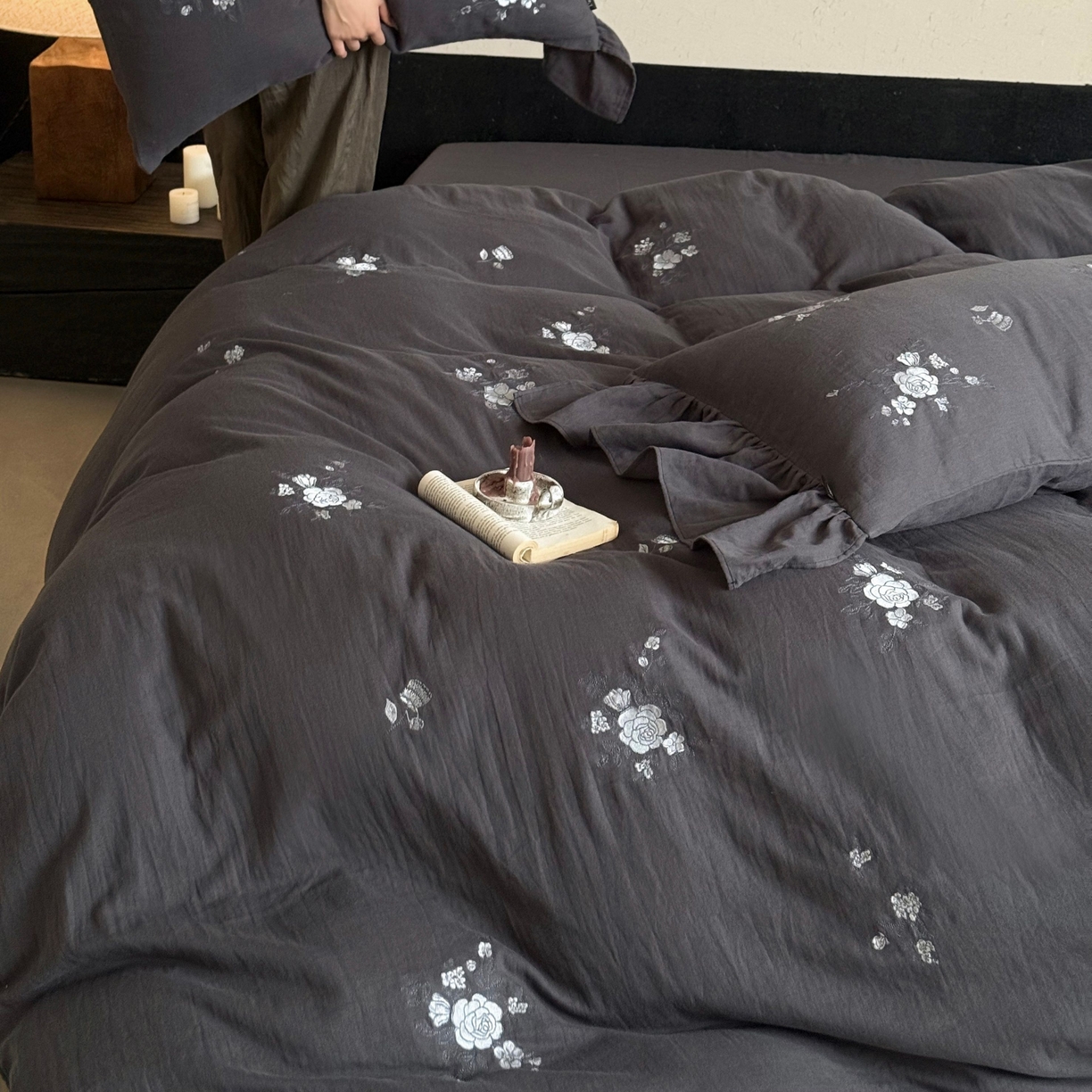 91家纺网 家纺一手货源 找家纺 鹿班家居 2025新款全棉纯棉皱皱纱精密刺绣四件套-蓝盈花海（标准会员-20） 蓝盈花海-灰色
