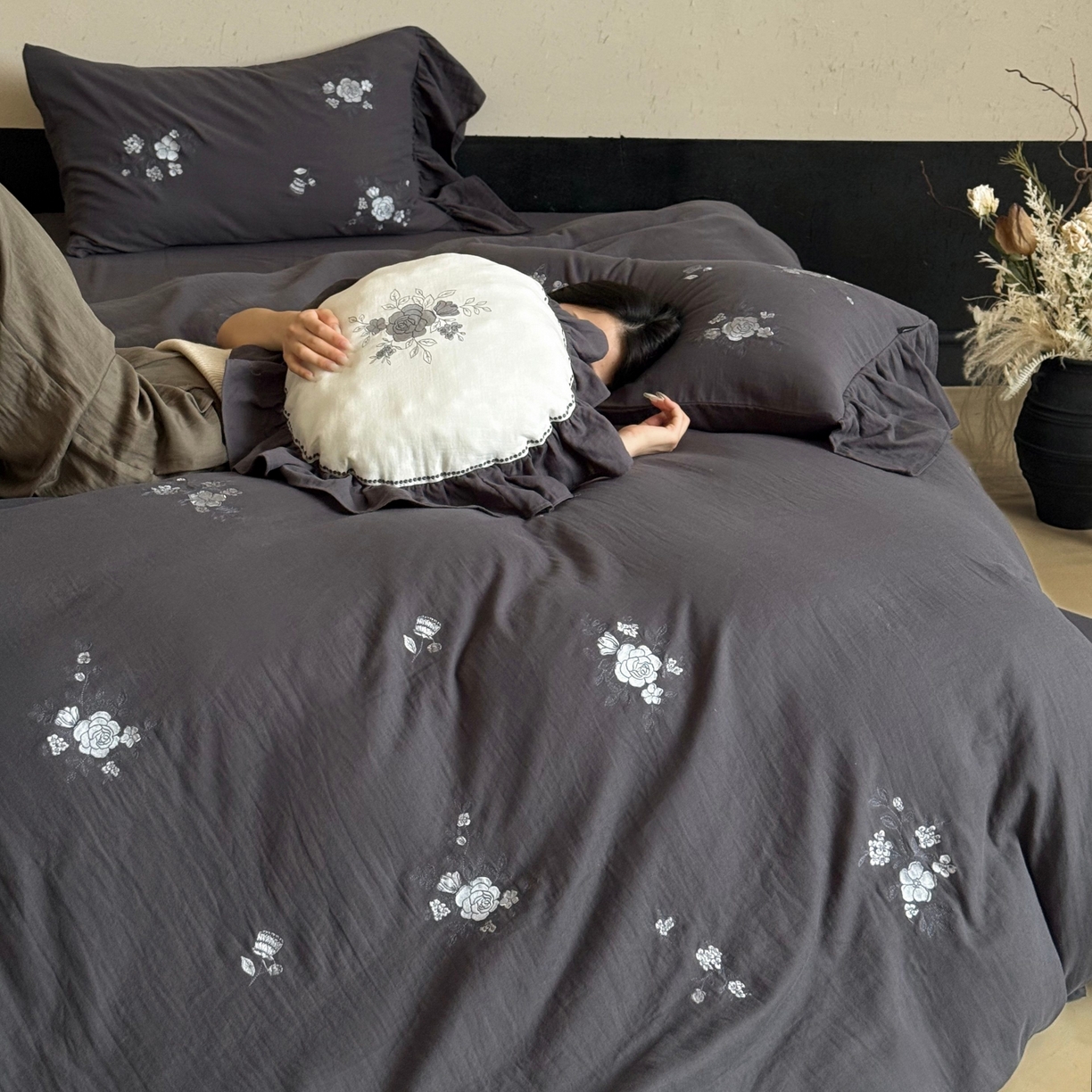 91家纺网 家纺一手货源 找家纺 鹿班家居 2025新款全棉纯棉皱皱纱精密刺绣四件套-蓝盈花海（标准会员-20） 蓝盈花海-灰色