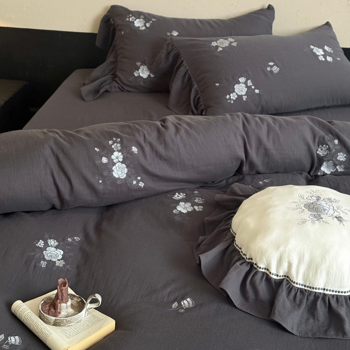 91家纺网 家纺一手货源 找家纺 鹿班家居 2025新款全棉纯棉皱皱纱精密刺绣四件套-蓝盈花海（标准会员-20） 蓝盈花海-灰色