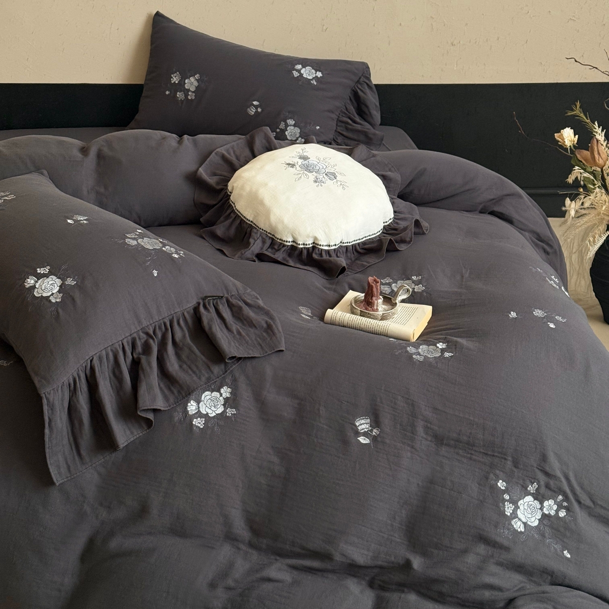 91家纺网 家纺一手货源 找家纺 鹿班家居 2025新款全棉纯棉皱皱纱精密刺绣四件套-蓝盈花海（标准会员-20） 蓝盈花海-灰色