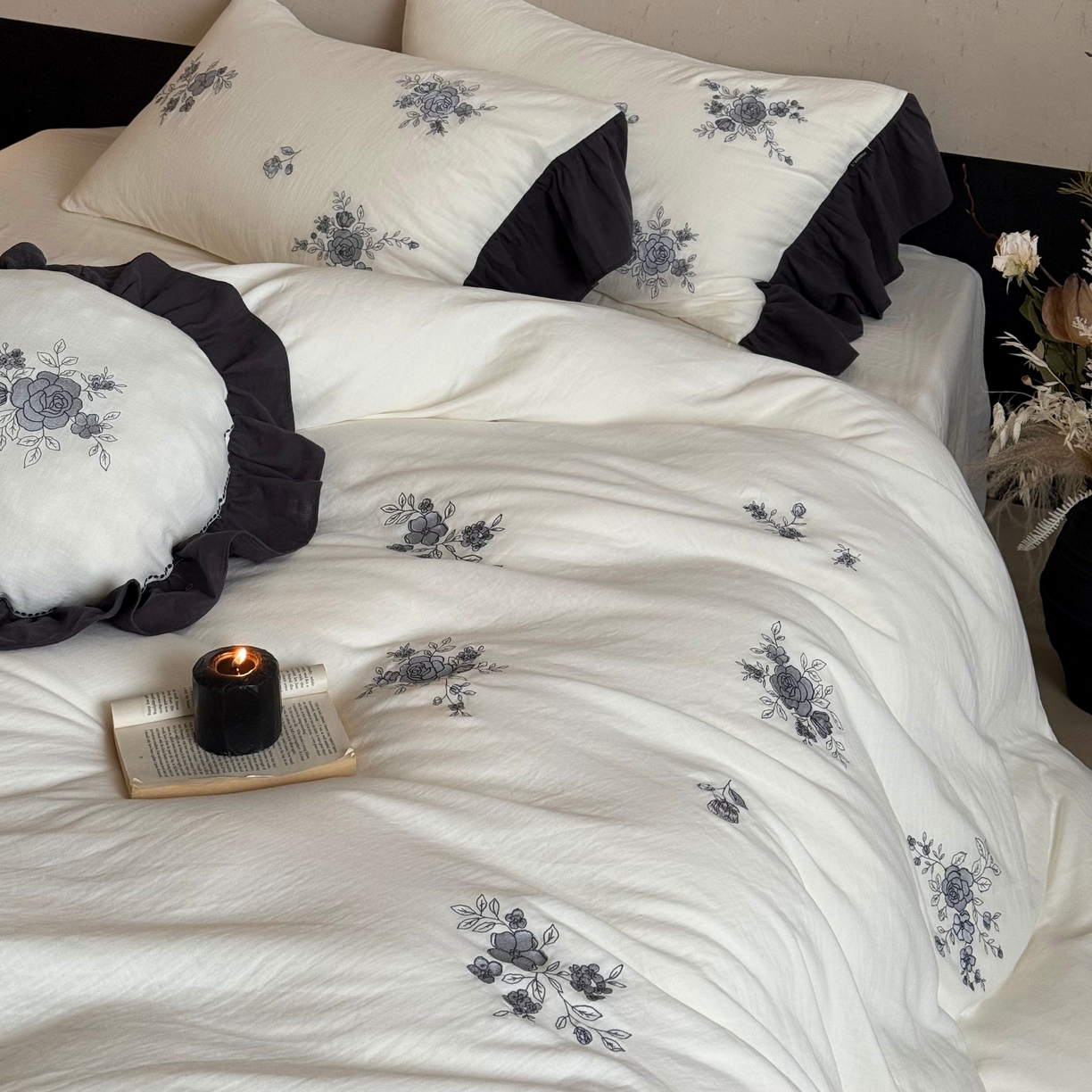 鹿班家居 2025新款全棉纯棉皱皱纱精密刺绣四件套-蓝盈花海（标准会员-20） 蓝盈花海-白色