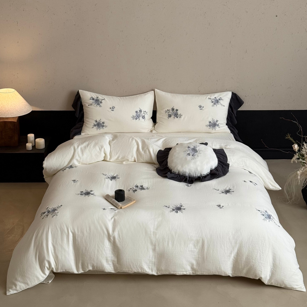 91家纺网 家纺一手货源 找家纺 鹿班家居 2025新款全棉纯棉皱皱纱精密刺绣四件套-蓝盈花海（标准会员-20） 蓝盈花海-白色