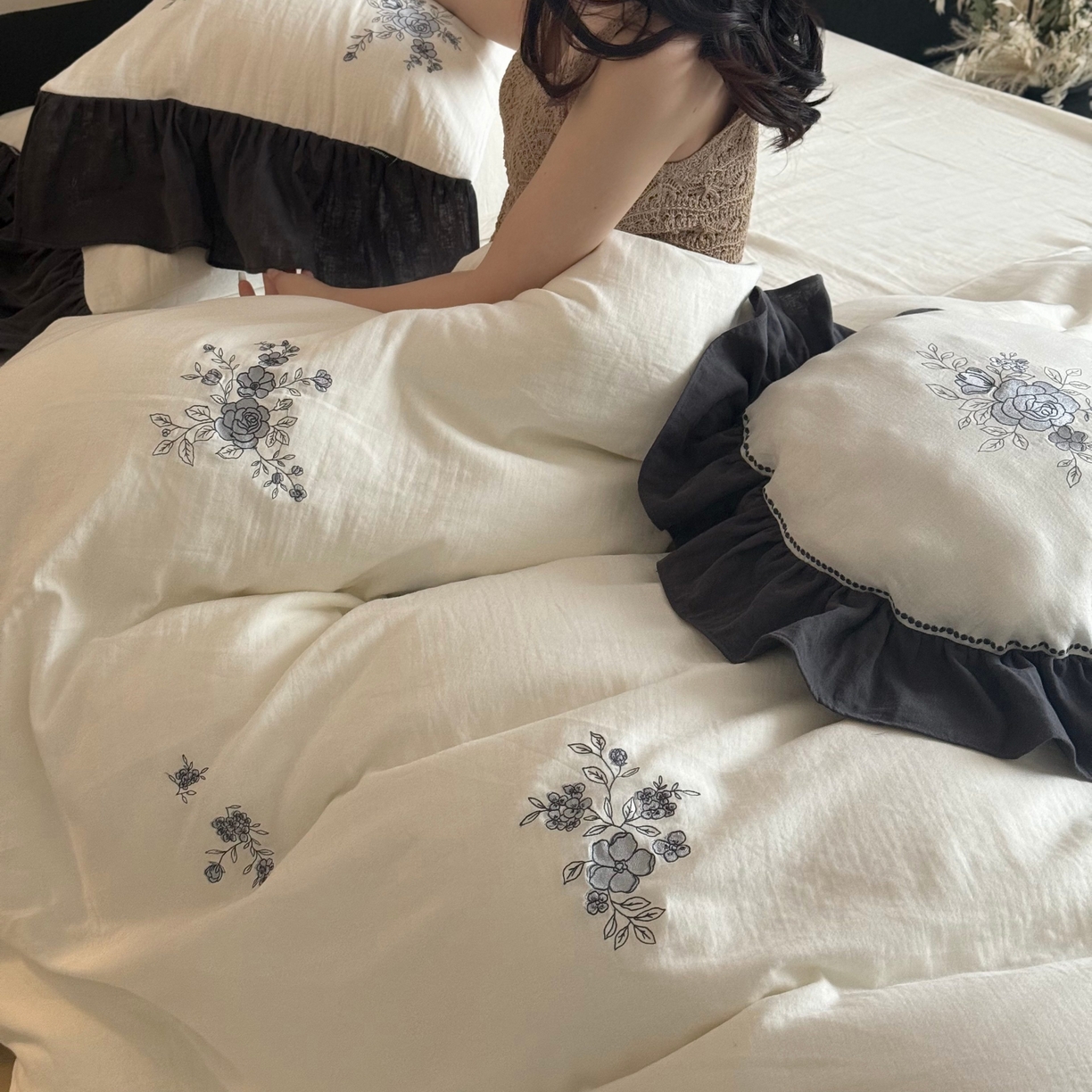 91家纺网 家纺一手货源 找家纺 鹿班家居 2025新款全棉纯棉皱皱纱精密刺绣四件套-蓝盈花海（标准会员-20） 蓝盈花海-白色