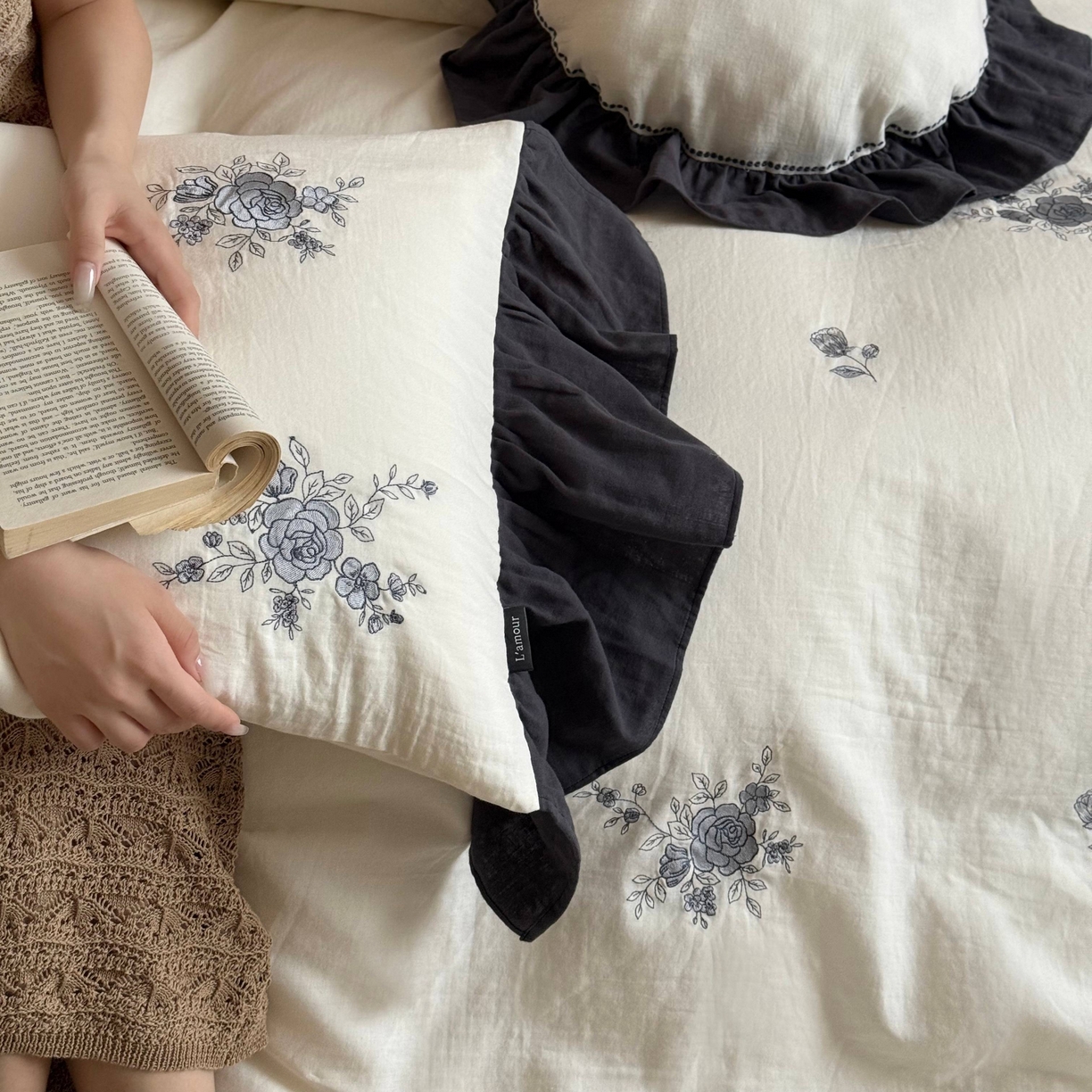 91家纺网 家纺一手货源 找家纺 鹿班家居 2025新款全棉纯棉皱皱纱精密刺绣四件套-蓝盈花海（标准会员-20） 蓝盈花海-白色