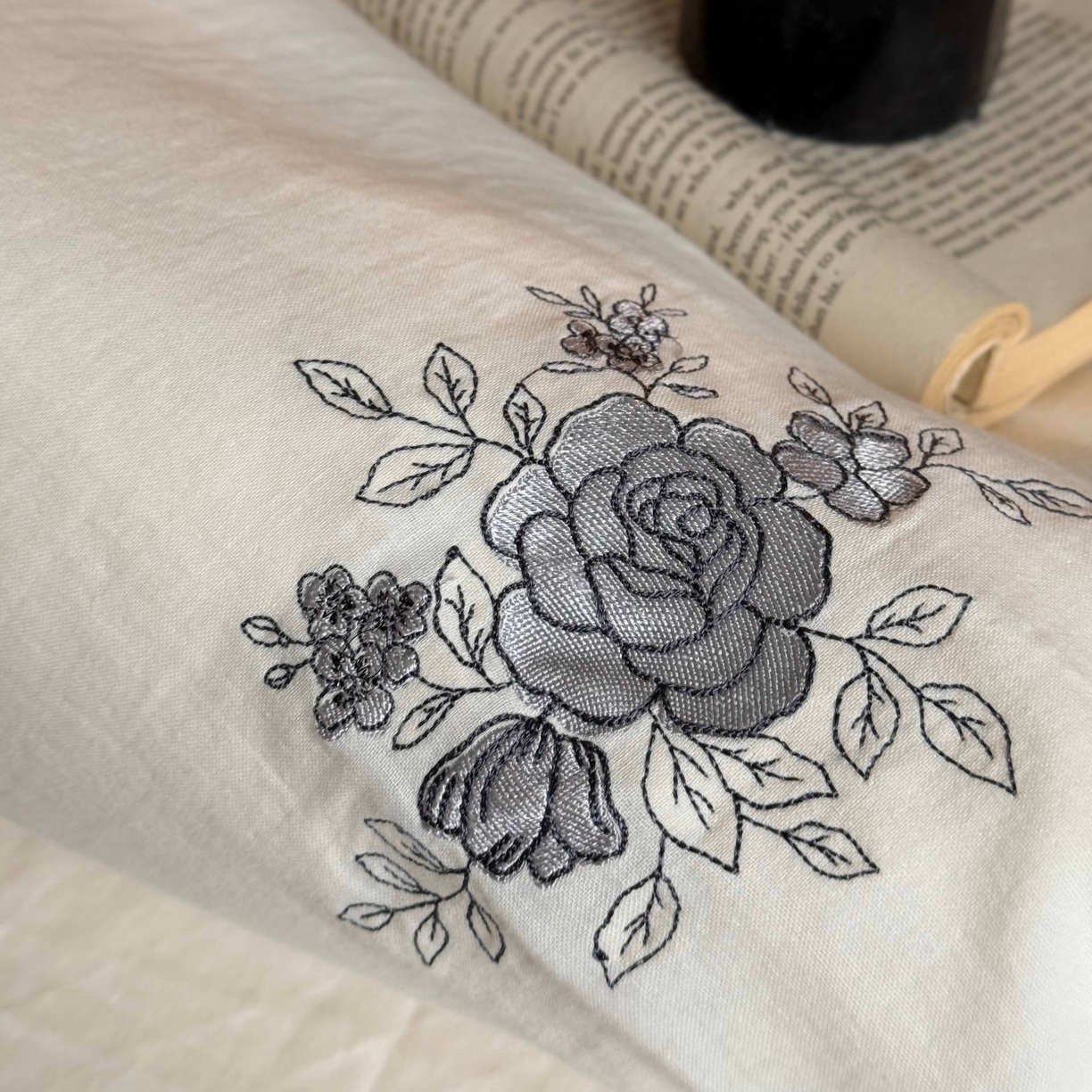 91家纺网 家纺一手货源 找家纺 鹿班家居 2025新款全棉纯棉皱皱纱精密刺绣四件套-蓝盈花海（标准会员-20） 蓝盈花海-白色