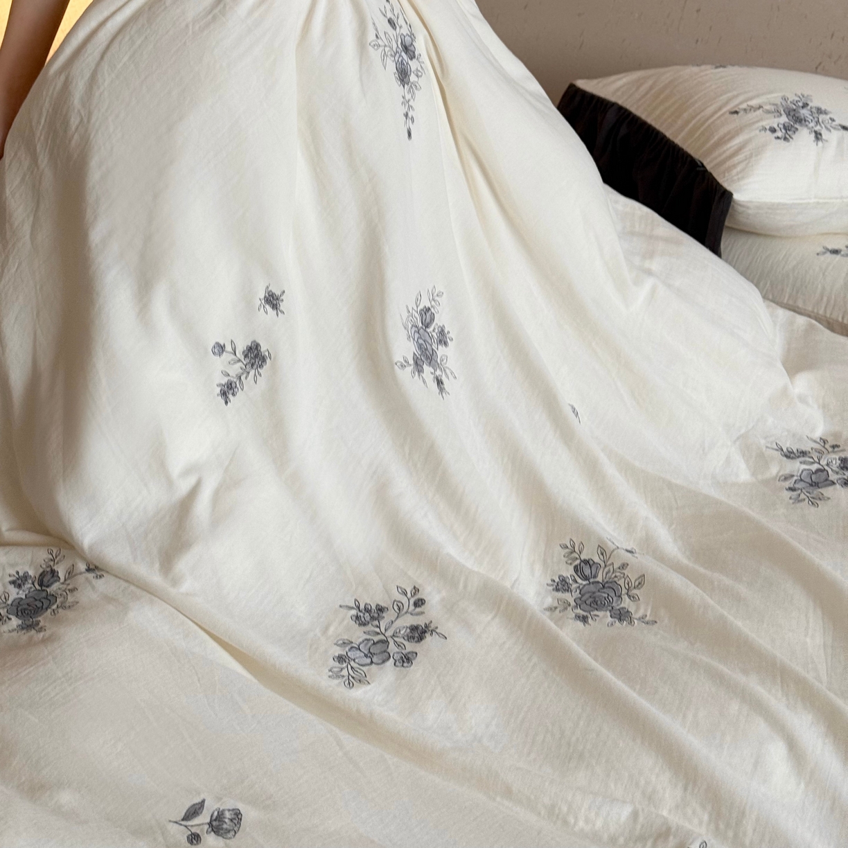 91家纺网 家纺一手货源 找家纺 鹿班家居 2025新款全棉纯棉皱皱纱精密刺绣四件套-蓝盈花海（标准会员-20） 蓝盈花海-白色