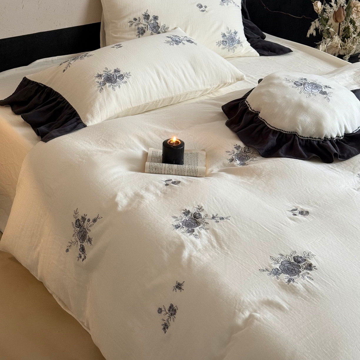 91家纺网 家纺一手货源 找家纺 鹿班家居 2025新款全棉纯棉皱皱纱精密刺绣四件套-蓝盈花海（标准会员-20） 蓝盈花海-白色