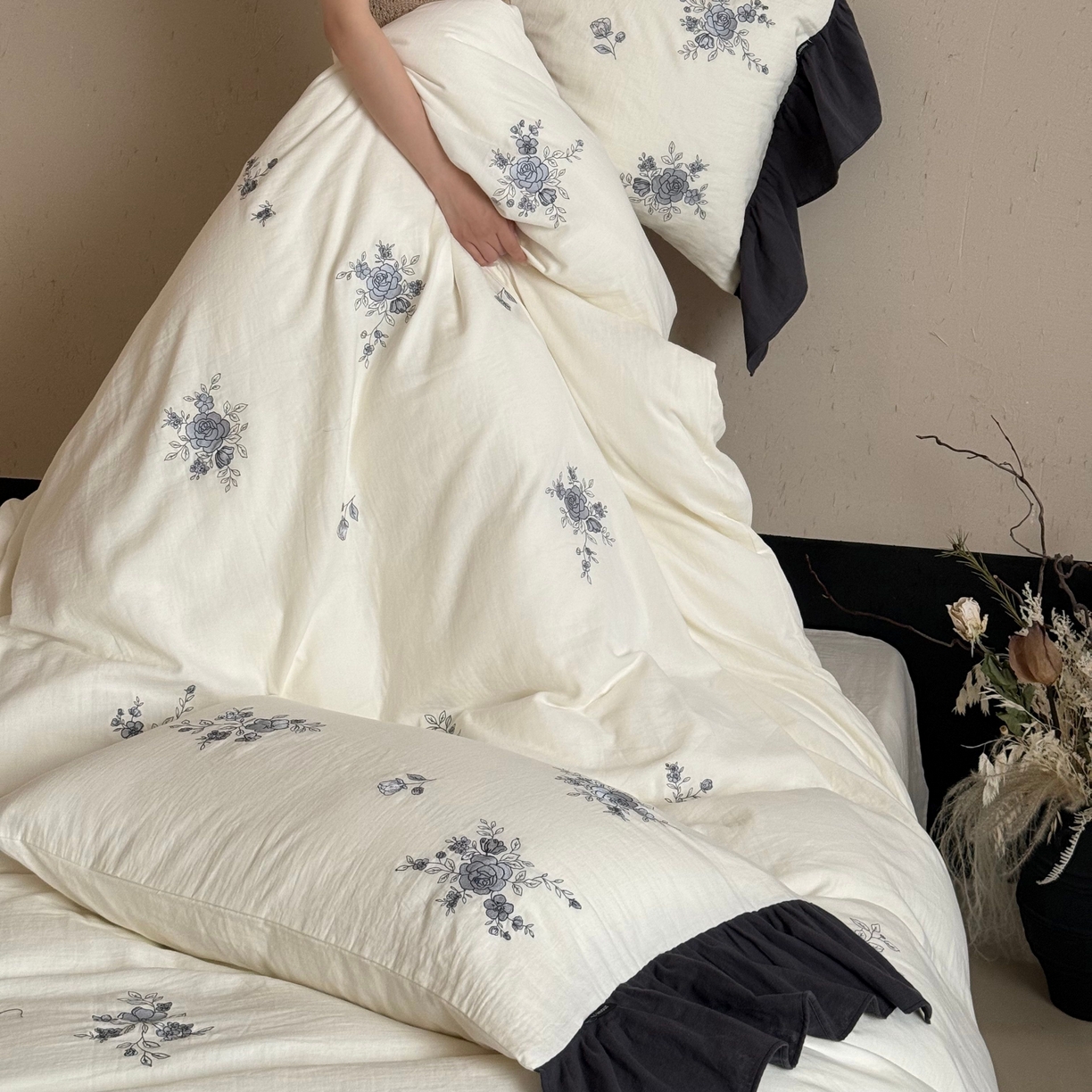 91家纺网 家纺一手货源 找家纺 鹿班家居 2025新款全棉纯棉皱皱纱精密刺绣四件套-蓝盈花海（标准会员-20） 蓝盈花海-白色