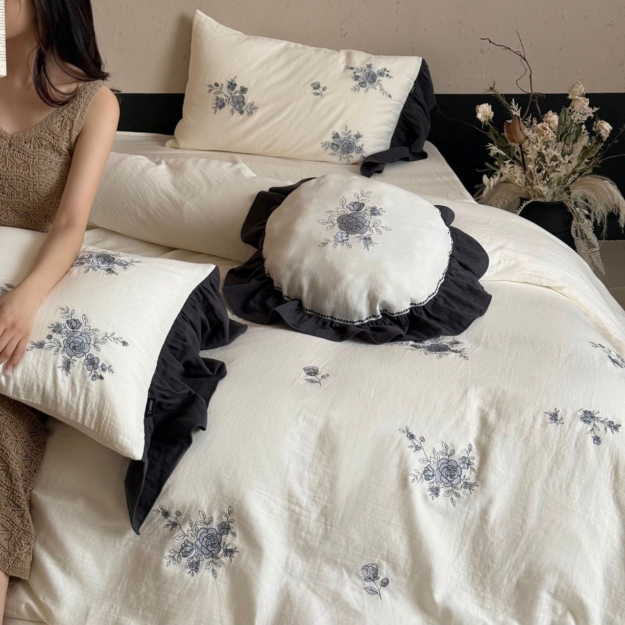 91家纺网 家纺一手货源 找家纺 鹿班家居 2025新款全棉纯棉皱皱纱精密刺绣四件套-蓝盈花海（标准会员-20） 蓝盈花海-白色