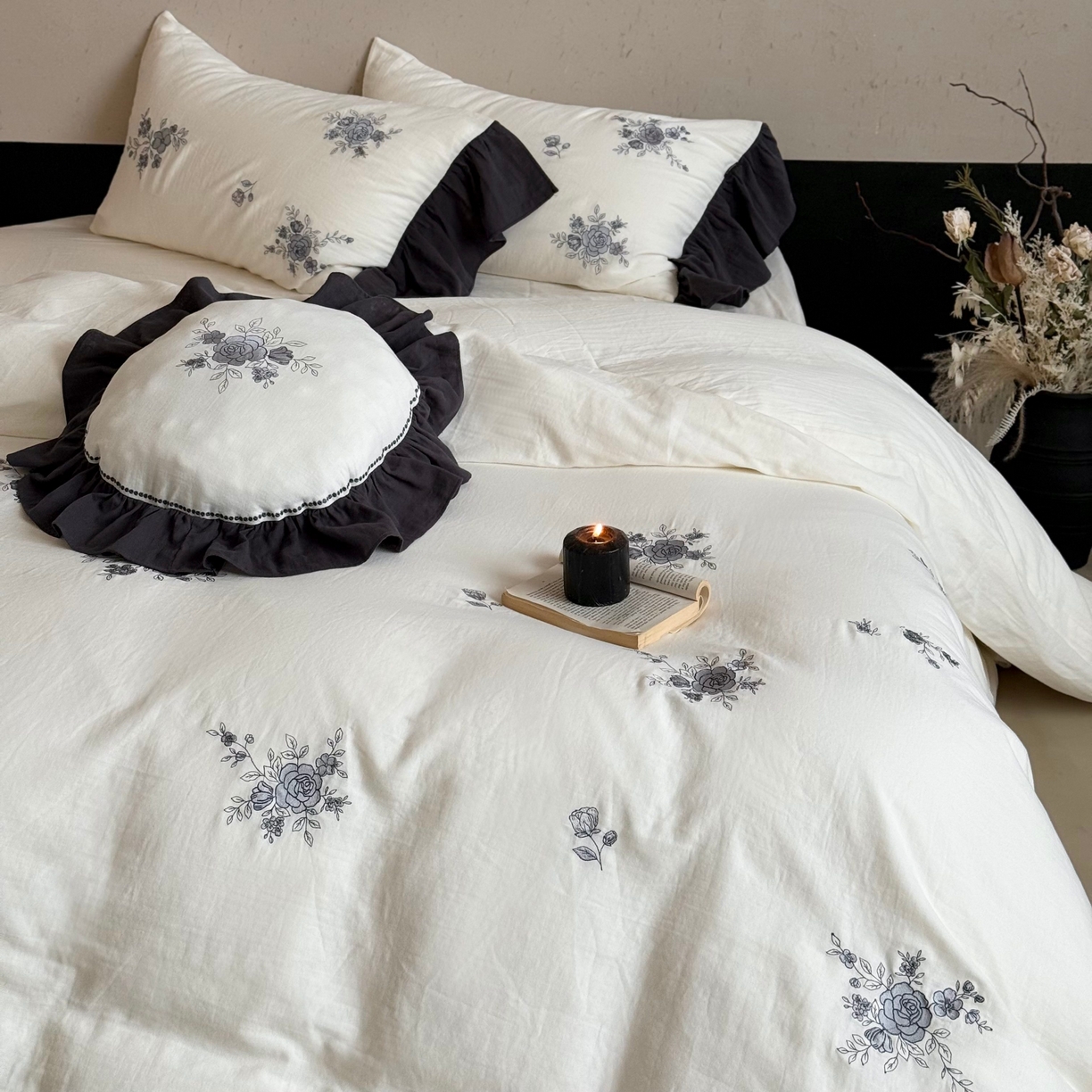 91家纺网 家纺一手货源 找家纺 鹿班家居 2025新款全棉纯棉皱皱纱精密刺绣四件套-蓝盈花海（标准会员-20） 蓝盈花海-白色