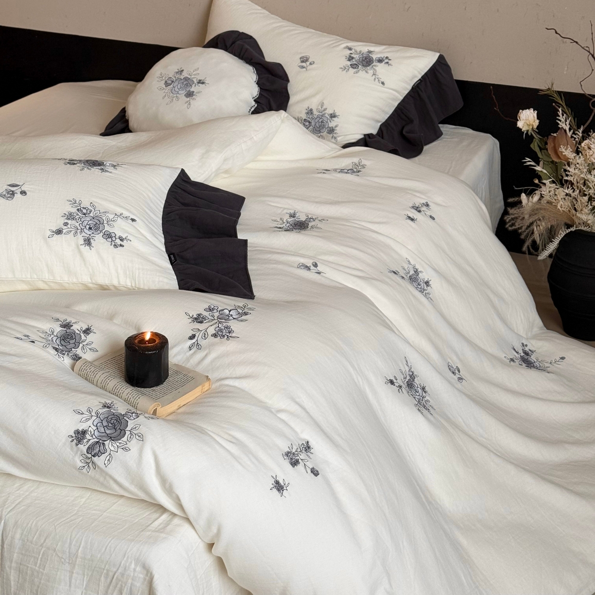 91家纺网 家纺一手货源 找家纺 鹿班家居 2025新款全棉纯棉皱皱纱精密刺绣四件套-蓝盈花海（标准会员-20） 蓝盈花海-白色