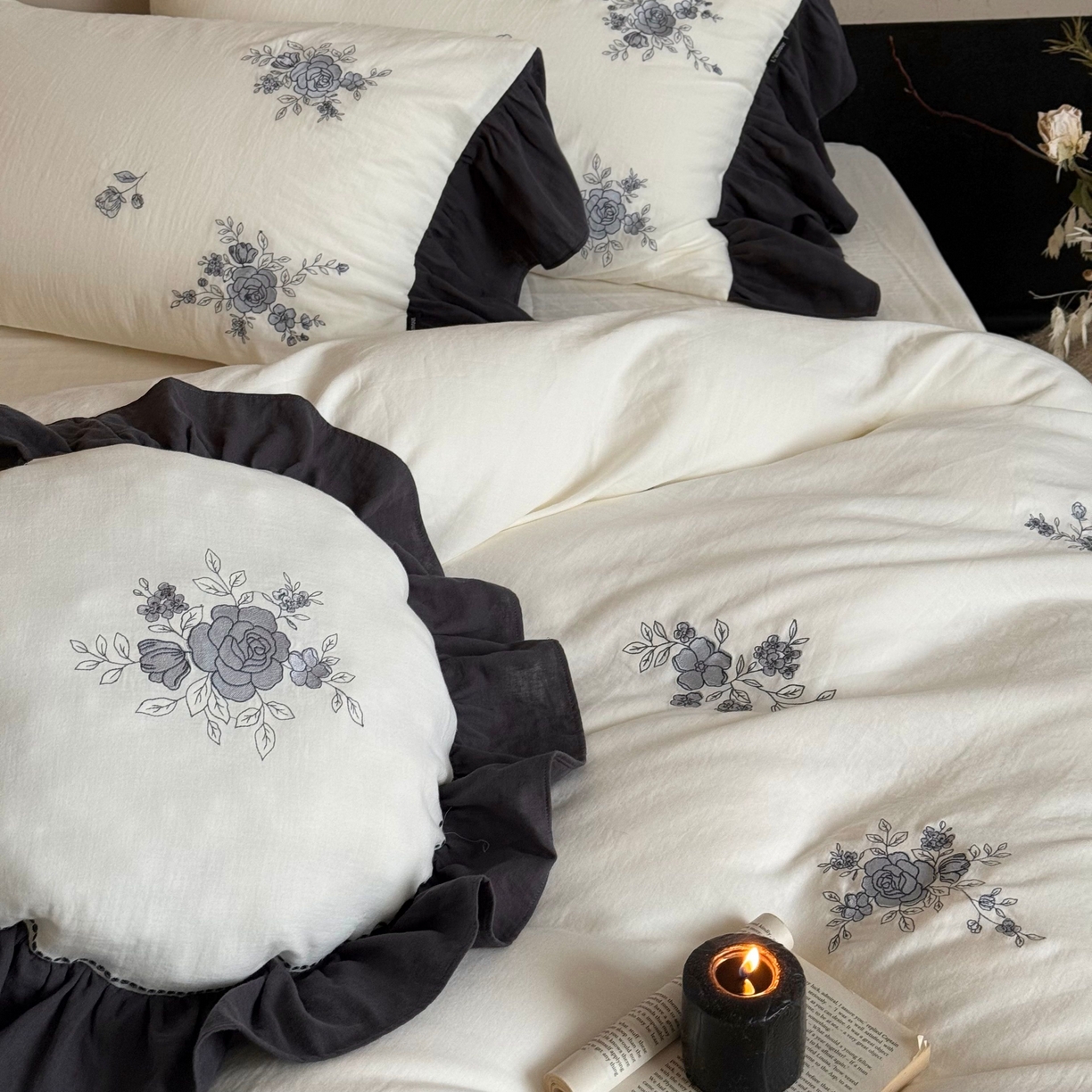 91家纺网 家纺一手货源 找家纺 鹿班家居 2025新款全棉纯棉皱皱纱精密刺绣四件套-蓝盈花海（标准会员-20） 蓝盈花海-白色